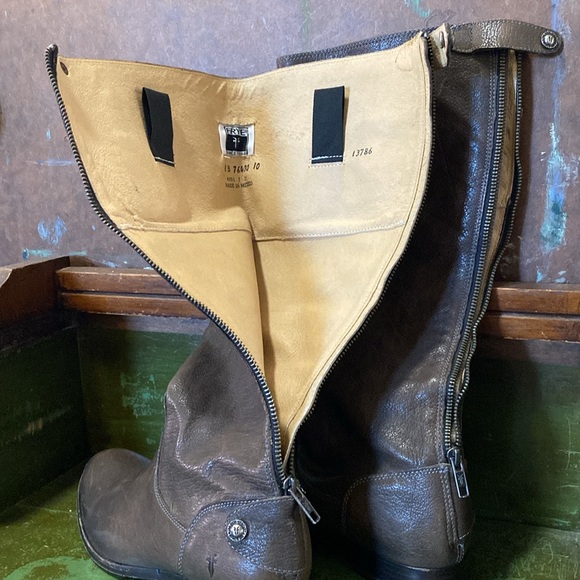 Frye Melissa Button Leather Back Zip Boots- Size 8 - Picture 11 of 16